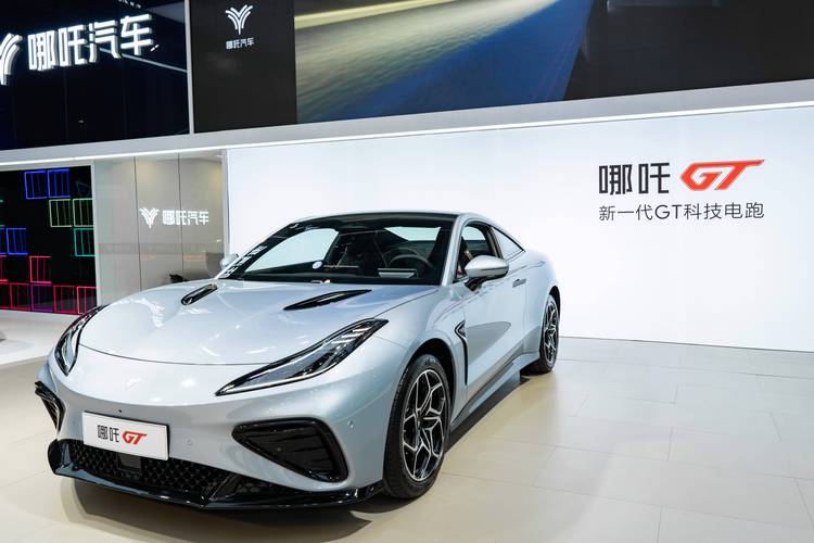 东莞37哪吒汽车在智能汽车领域的表现，领途汽车在新能源汽车市场中的影响力